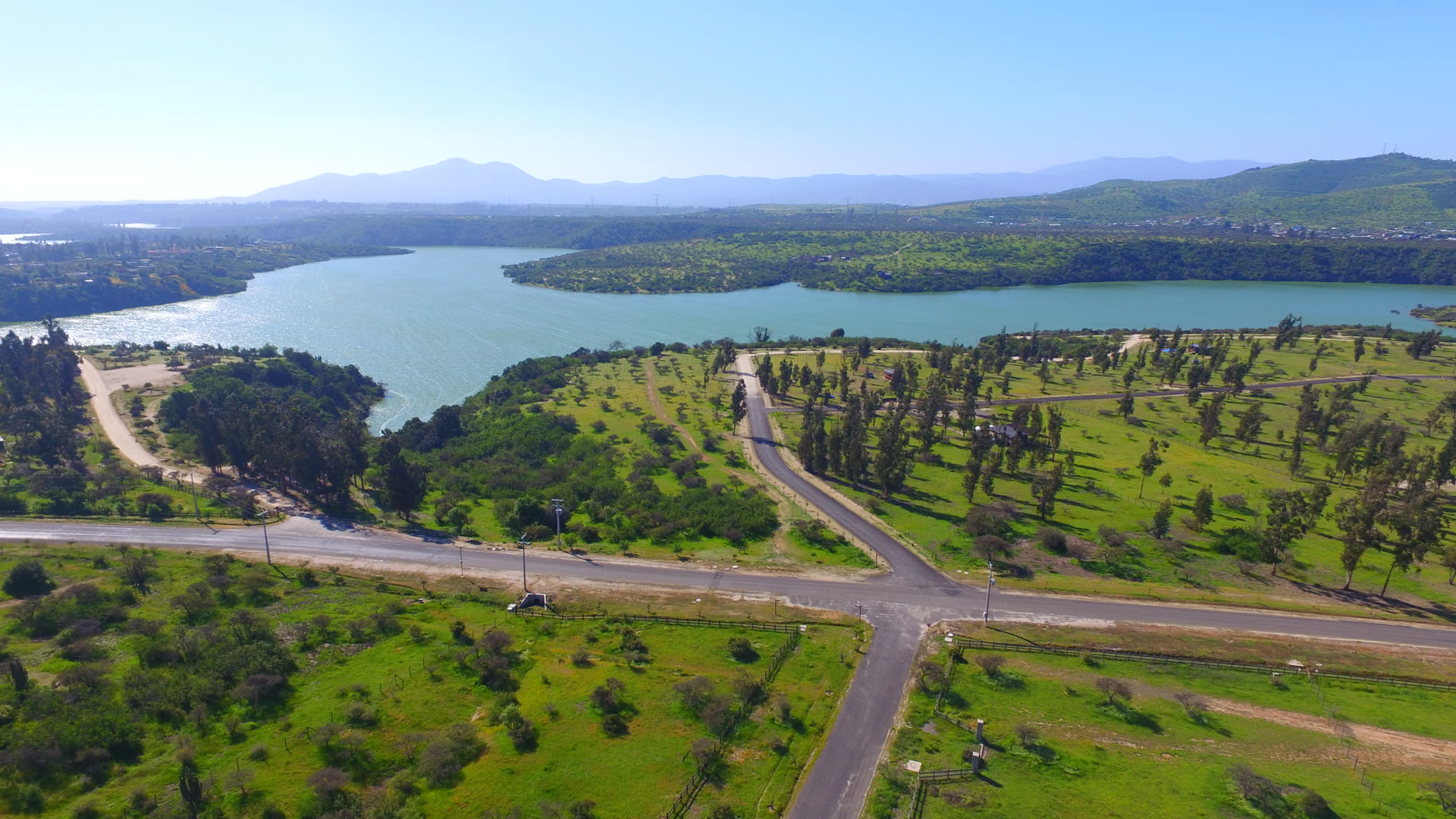 Vista aérea de Hacienda Los Aromos y el Embalse Los Aromos, Limache