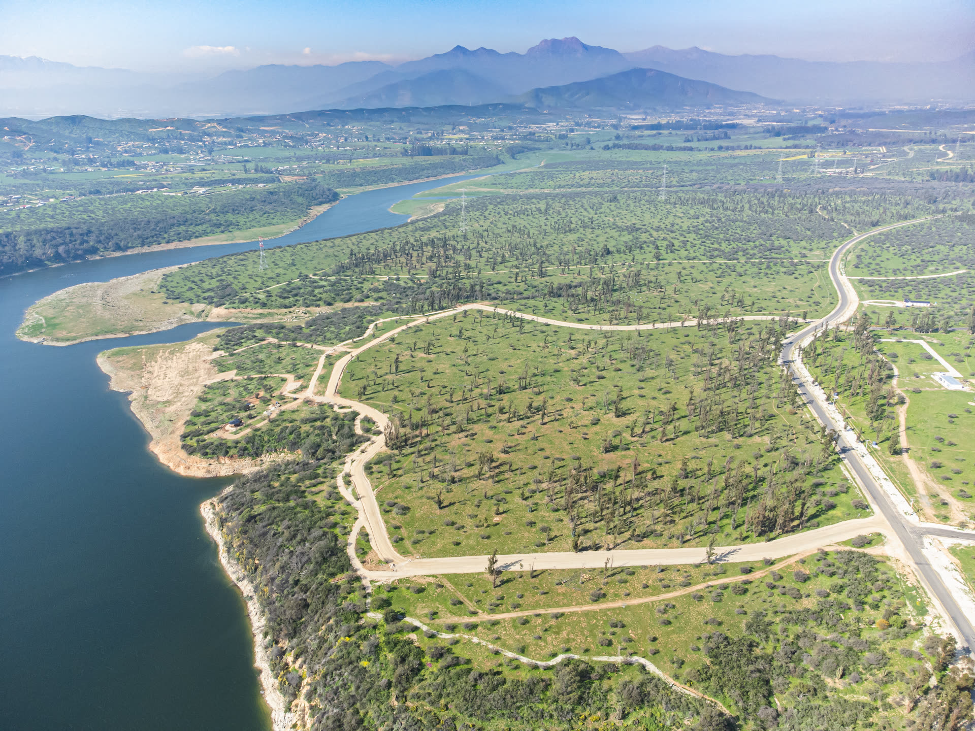 Vista aérea del proyecto junto al embalse